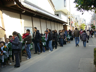 はじき初めの順番を待つ人の列